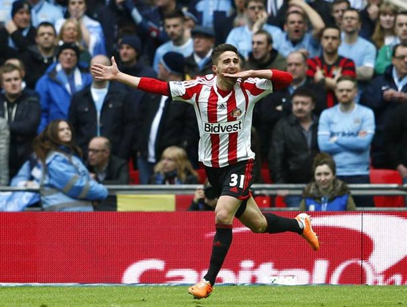 Fabio Borini esulta, un suo splendido gol ha portato in vantaggio il Sunderland contro il Manchester City nella finale di Capital One Cup, poi persa per 3-1. Reuters